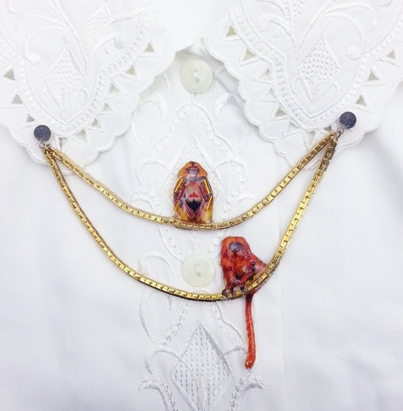 【Lost and find】  樹上的猴子們 領扣 圍巾扣 - 胸針 - 塑膠 金色