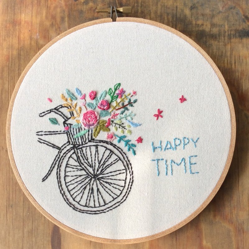 (刺绣材料包)happy time 脚踏车花篮刺绣画