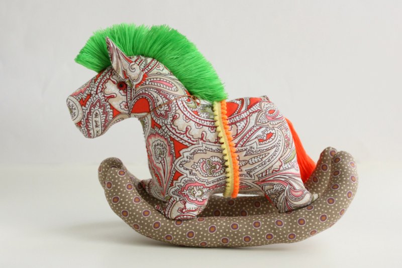 手工縫製 搖搖馬 布偶/擺飾 (橘底花布/綠橘鬃毛) --  Fabric Rocking Horse - 公仔/玩偶 - 其他材質 多色