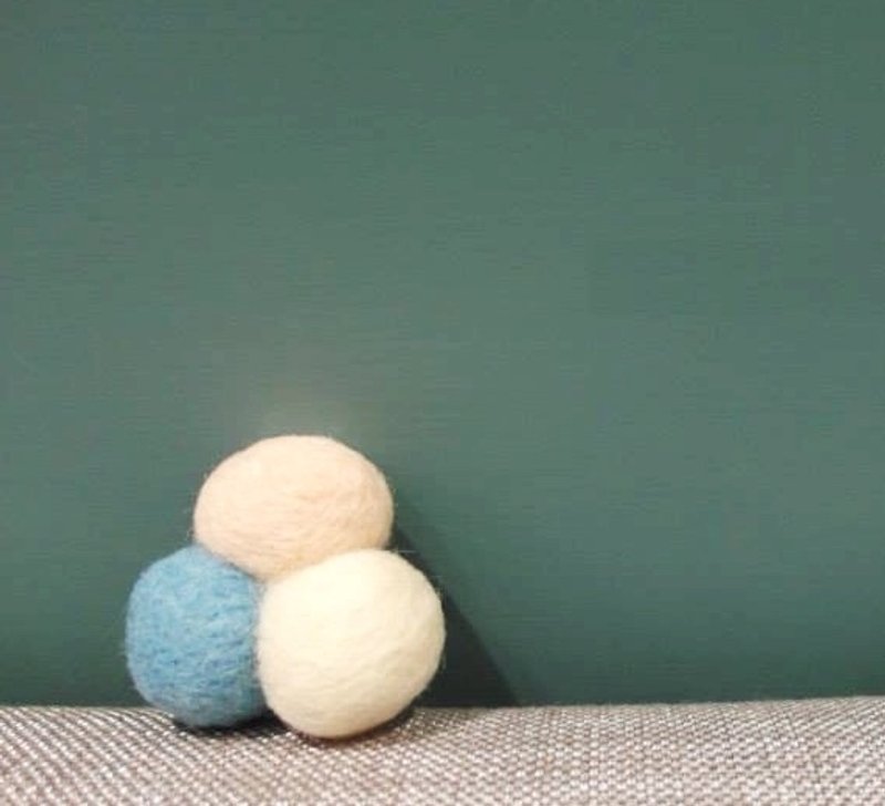 Mew in Wonderland ─Trois Balles three balls of wool felt brooch - White X Blue X Pink