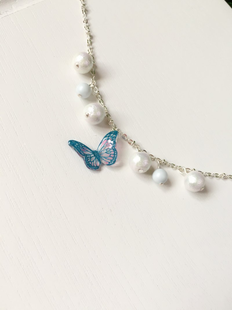 *Haku‧Neko* 閃爍飛翔淺藍色紋理粉紅手繪蝴蝶棉棉珠水晶珍珠手鏈 - 手鍊/手環 - 壓克力 藍色