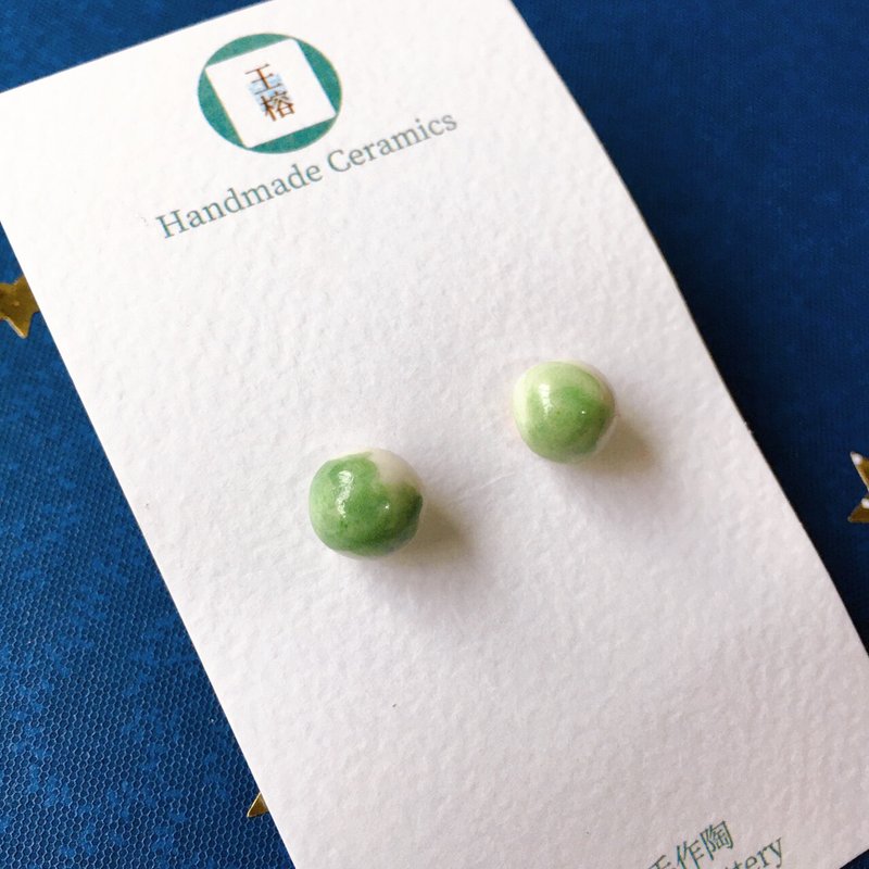 【陶藝家手作】手作白瓷 若竹色隨興水墨耳環 貼耳款 - 耳環/耳夾/耳骨夾 - 瓷 綠色
