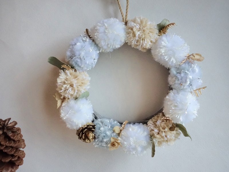 雪白聖誕節/22cm-手作聖誕花圈毛球裝飾花圈 - 擺飾/家飾品 - 其他材質 銀色