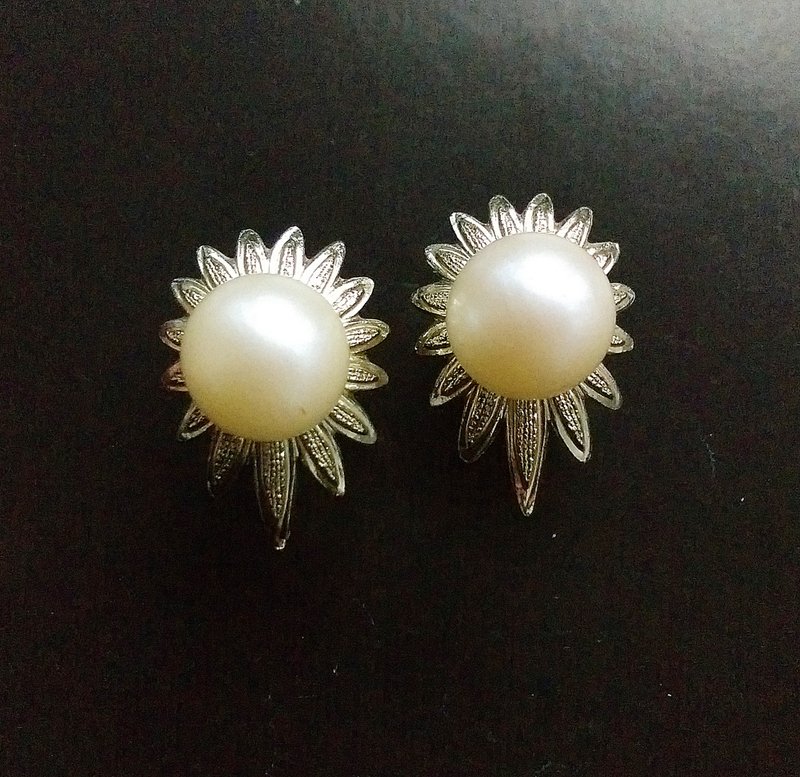 Vintage Jewelry 西洋古董飾品  金葉優雅仿珠 夾式耳環 - 耳環/耳夾/耳骨夾 - 其他金屬 金色