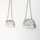 Wahr_ white flower + sky blue clasp frame bag/with chain/ cosmetic bag / shoulder bag / small objects package / portable package