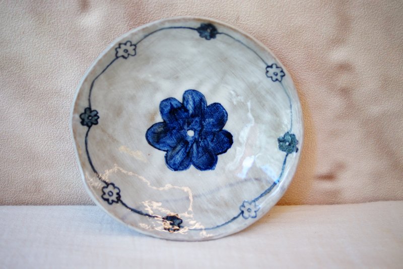 粉引手作餐碟 繾綣花小圓皿   Ø 12cm  豆皿 碟子  醬料碟 - 盤子/餐盤/盤架 - 陶 藍色