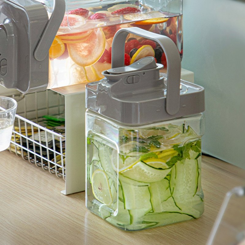 日本霜山 按壓式戶外用大容量冷水壺(附濾嘴)-2.3L-多色可選 - 水瓶/水壺 - 塑膠 透明