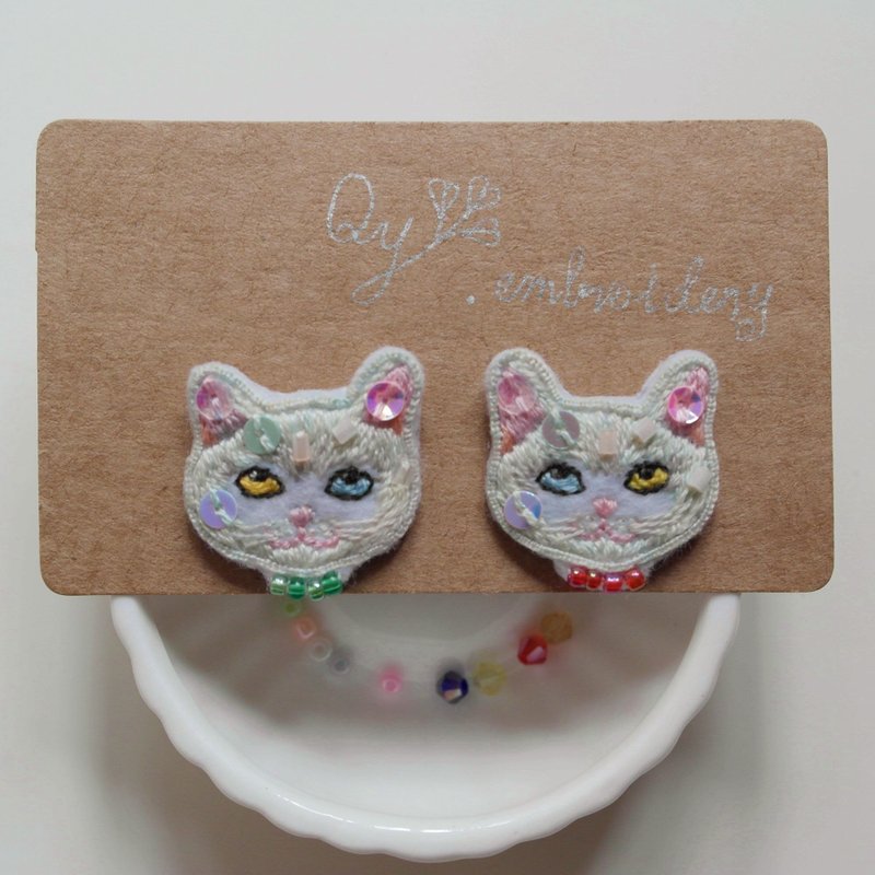 Qy's cats white cat hand embroidery earrings earrings ear clip Christmas gifts