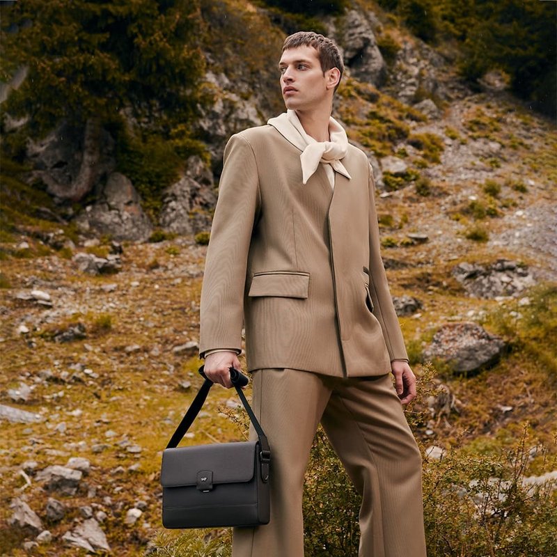 【免費升級送禮包裝】巴雷特 橫式斜背包-黑色/ BF546-61-BK - 側背包/斜背包 - 真皮 黑色