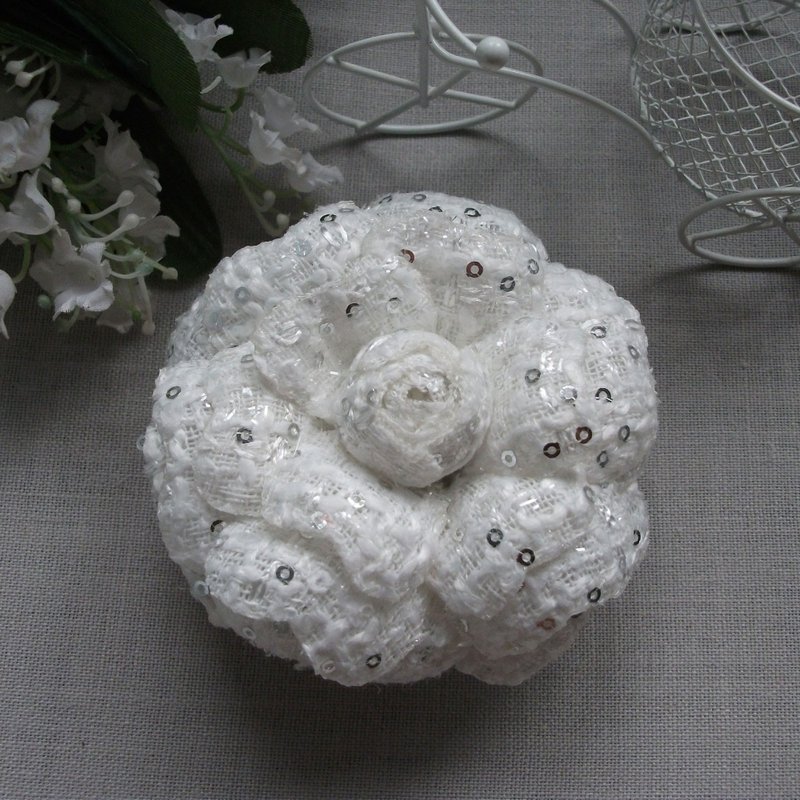 Camellia flower brooch in white fabric - 胸針 - 羊毛 白色