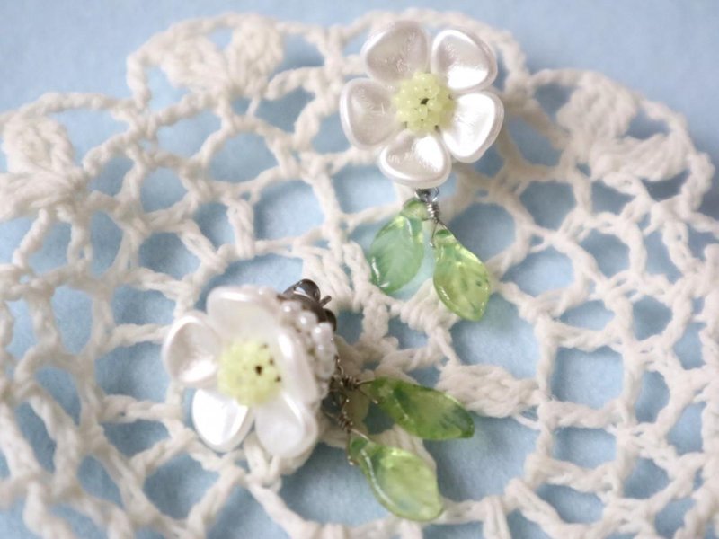 キャンディーフラワー・ピアス ホワイト・2wayタイプ 花 葉 リーフ 白 繊細 かわいい 可愛い 上品 華やか 梅 チェコビーズ チェコガラス バックキャッチ - 耳環/耳夾/耳骨夾 - 玻璃 白色