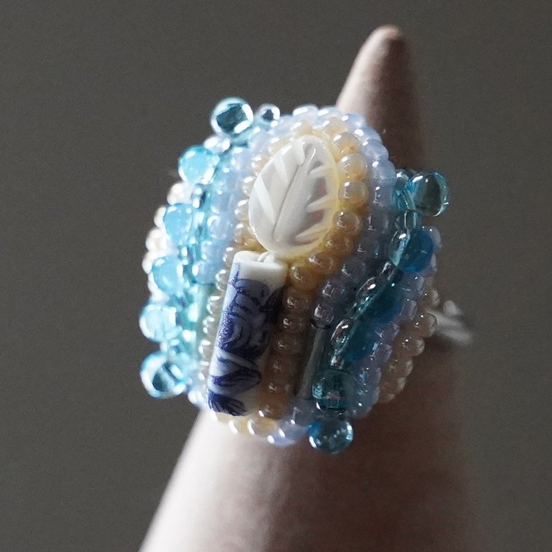 おしゃべりな指輪121 フリーサイズ ビーズ刺繍のリング 水色 おおぶり - 戒指 - 塑膠 藍色