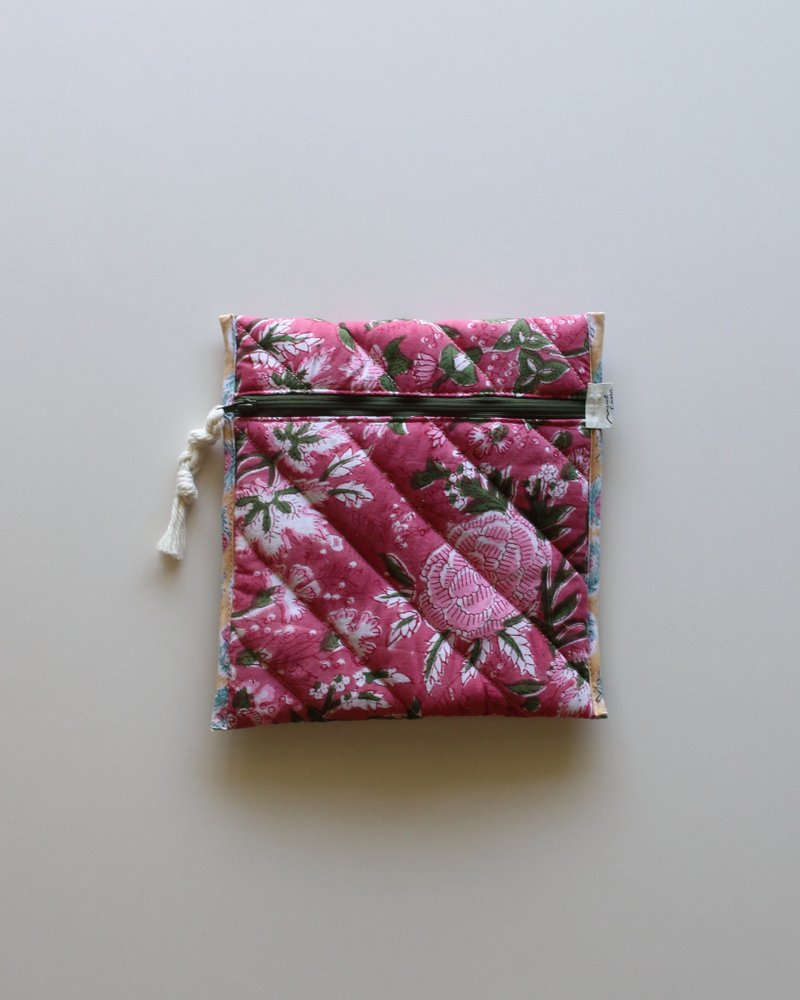 Block quilt Book Sleeve. /pink garden - 化妝包/收納袋 - 棉.麻 粉紅色