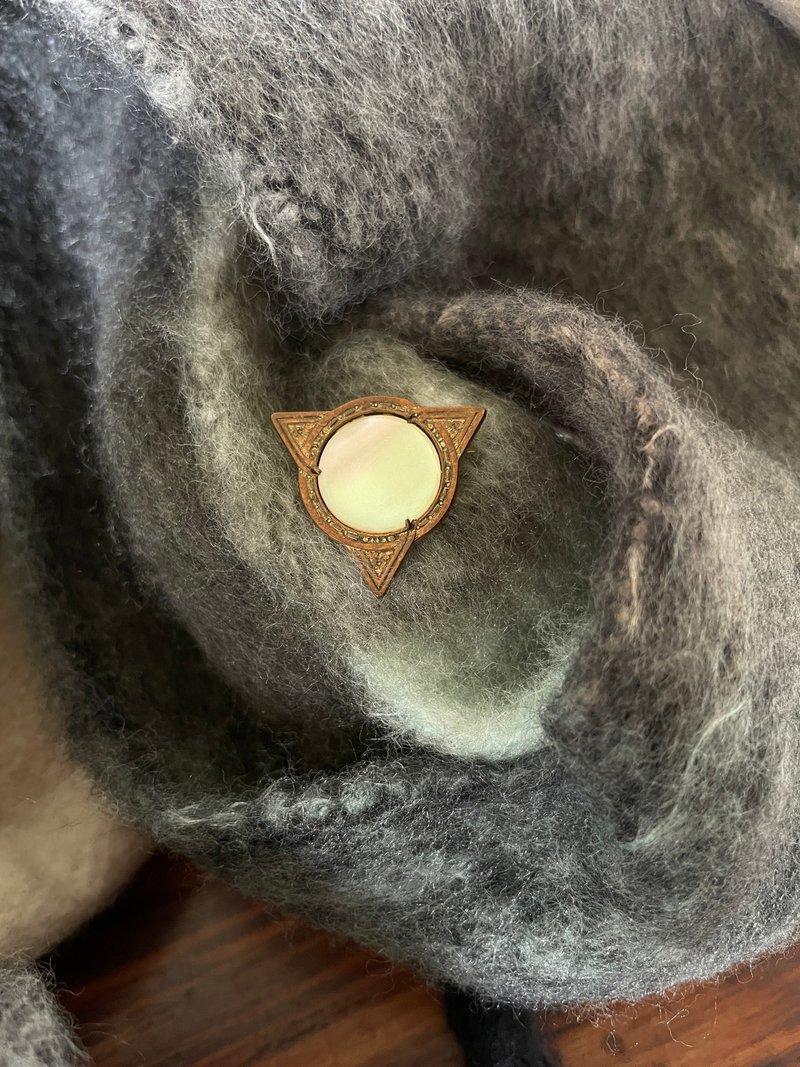 金銀寶貝古典三角圖騰珍珠貝別針胸針心口針 - 胸針 - 其他金屬 金色