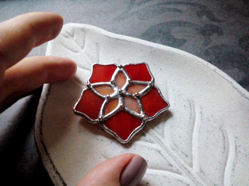 Stained glass Hoya brooch. Tiffany glass red pink hoya flower pin. Glass jewelry - 胸針 - 玻璃 紅色