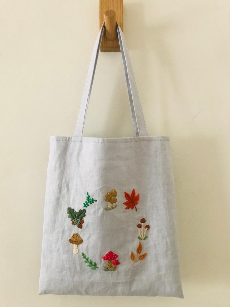 手工刺繡 秋日裡的刺繡 森林小提袋 水藍灰色亞麻 - 手提包/手提袋 - 棉.麻 灰色