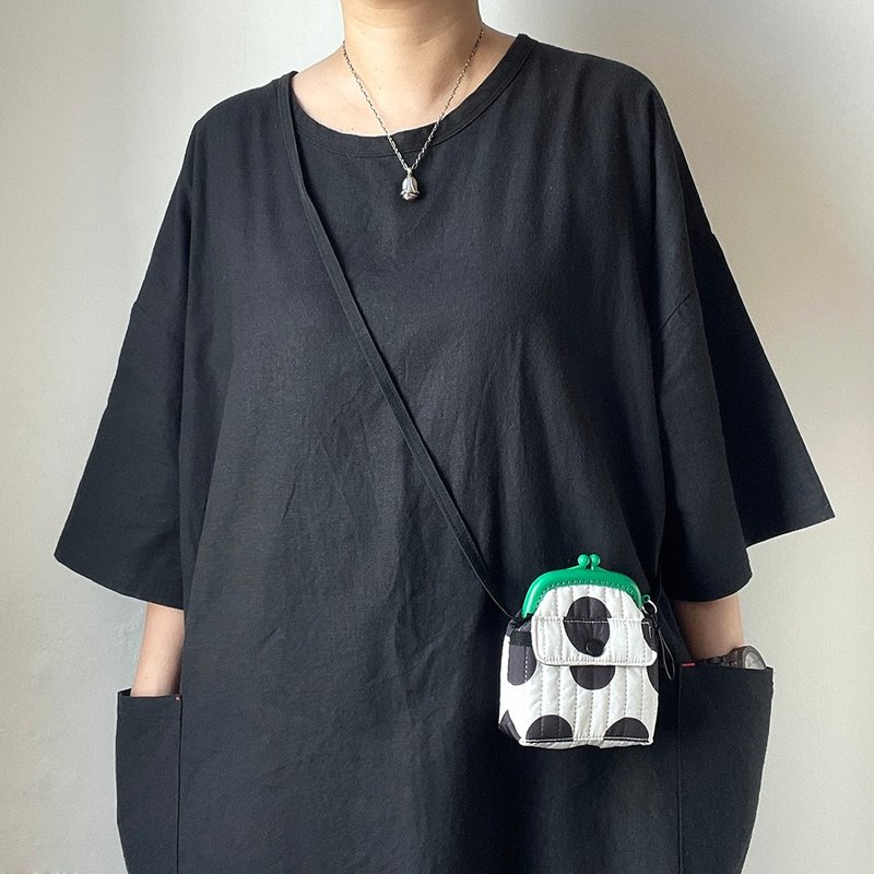 鋪棉塑膠口金迷你斜揹包/點點/格紋 - 側背包/斜背包 - 其他材質 黑色