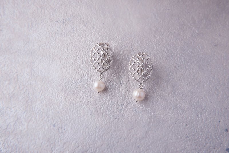 Small vintage plaid natural pearl pure silver ear clip / ear pin / ear hook