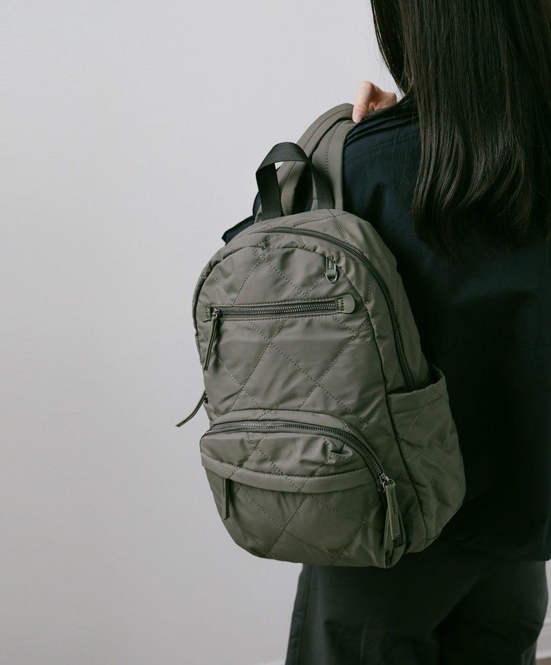 supportingrole簡約形塑俐落線條澎軟多用後背包 質感霧綠 - 後背包/背包/書包 - 其他人造纖維 綠色