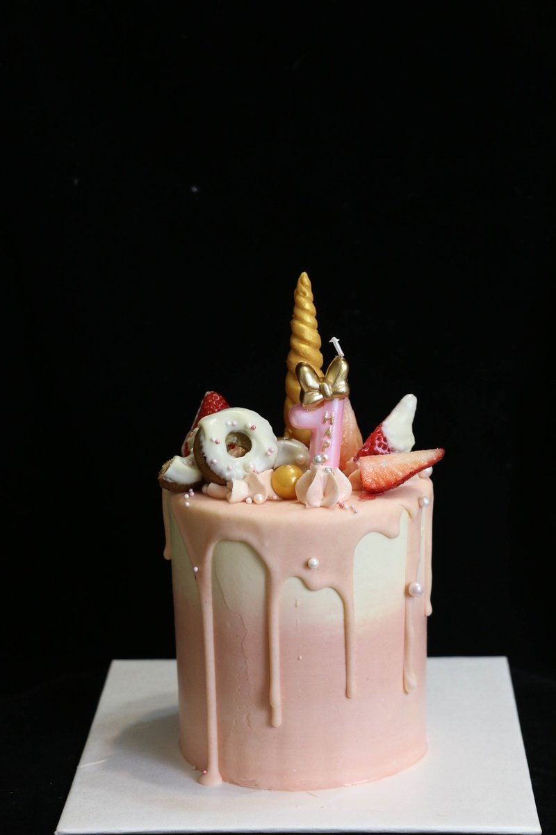 Customized birthday cake, styling cake