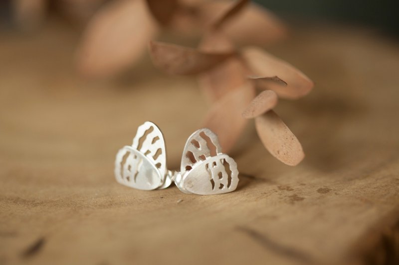 le papillon 純銀簍空蝴蝶翅膀耳環-一對/可改夾 - 耳環/耳夾/耳骨夾 - 純銀