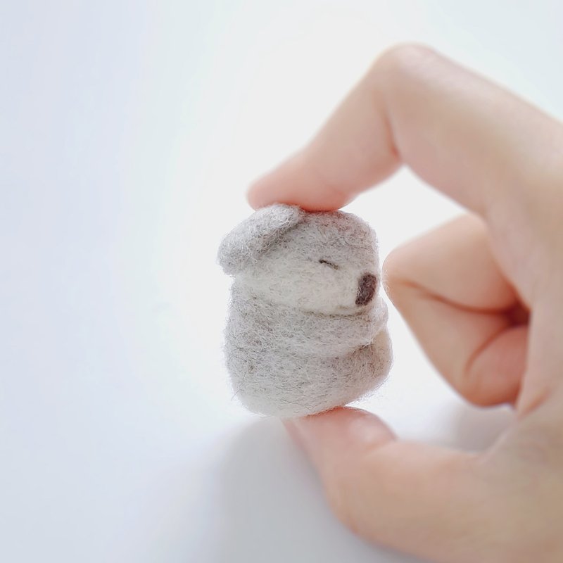 無尾熊zzz 抱小木頭 koala 羊毛氈 別針 - 胸針 - 羊毛 多色