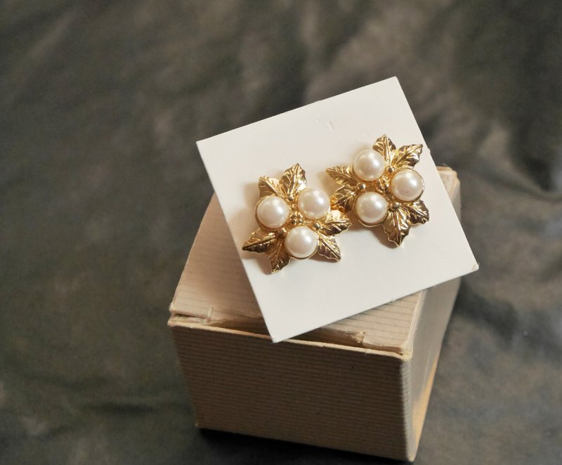 老又好古董珠寶 金色珍珠葉片針式耳環 1989年 AVON P565 - 耳環/耳夾/耳骨夾 - 其他金屬 金色