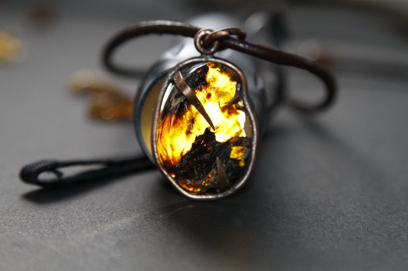 【琥珀系列】緬甸琥珀墜飾 _ 殞石 (銅有定色漆) - 項鍊 - 寶石 多色