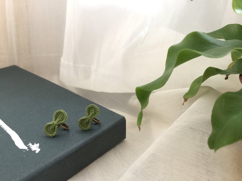 Simple and simple bow earrings / can be changed ear clips