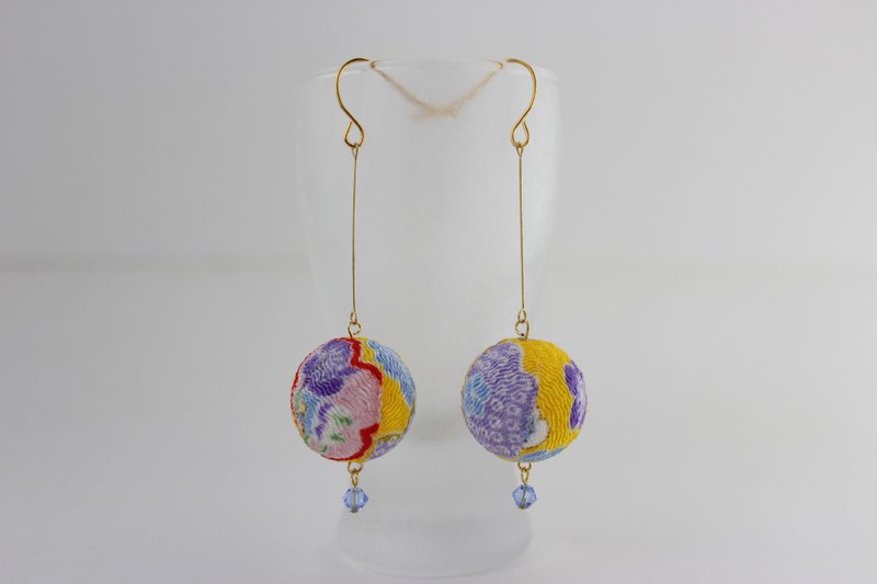 ちりめんボール ピアス - 耳環/耳夾/耳骨夾 - 絲.絹 黃色