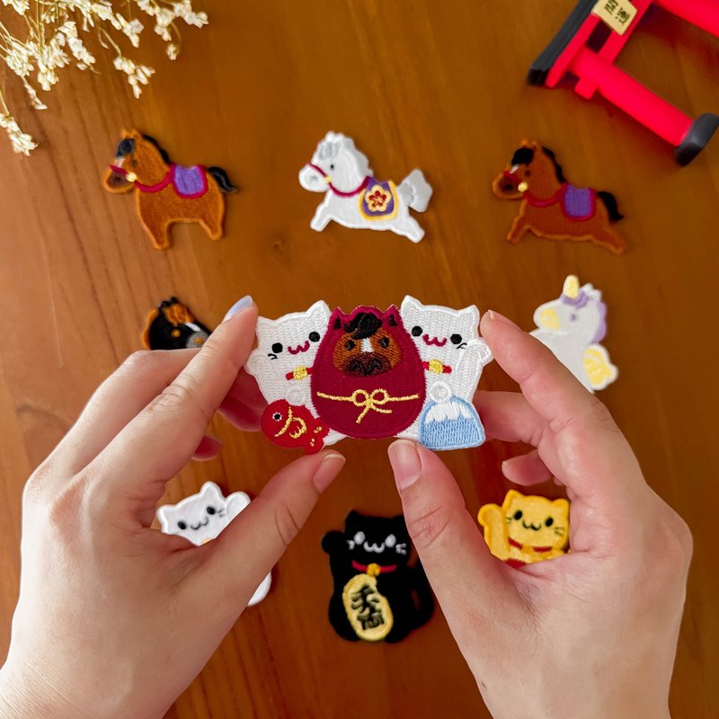 【2026 午馬】馬年 招財貓 達摩|燙貼|刺繡貼紙|撕開即貼 - 貼紙 - 繡線 黃色