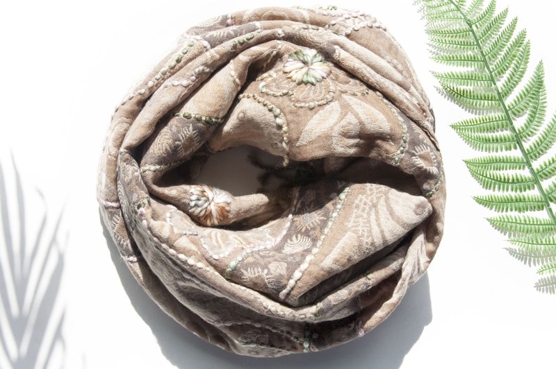 喀什米爾Cashmere/水煮羊毛披肩/針織圍巾/刺繡圍巾/羊絨披巾-花 - 圍巾/披肩 - 羊毛 卡其色