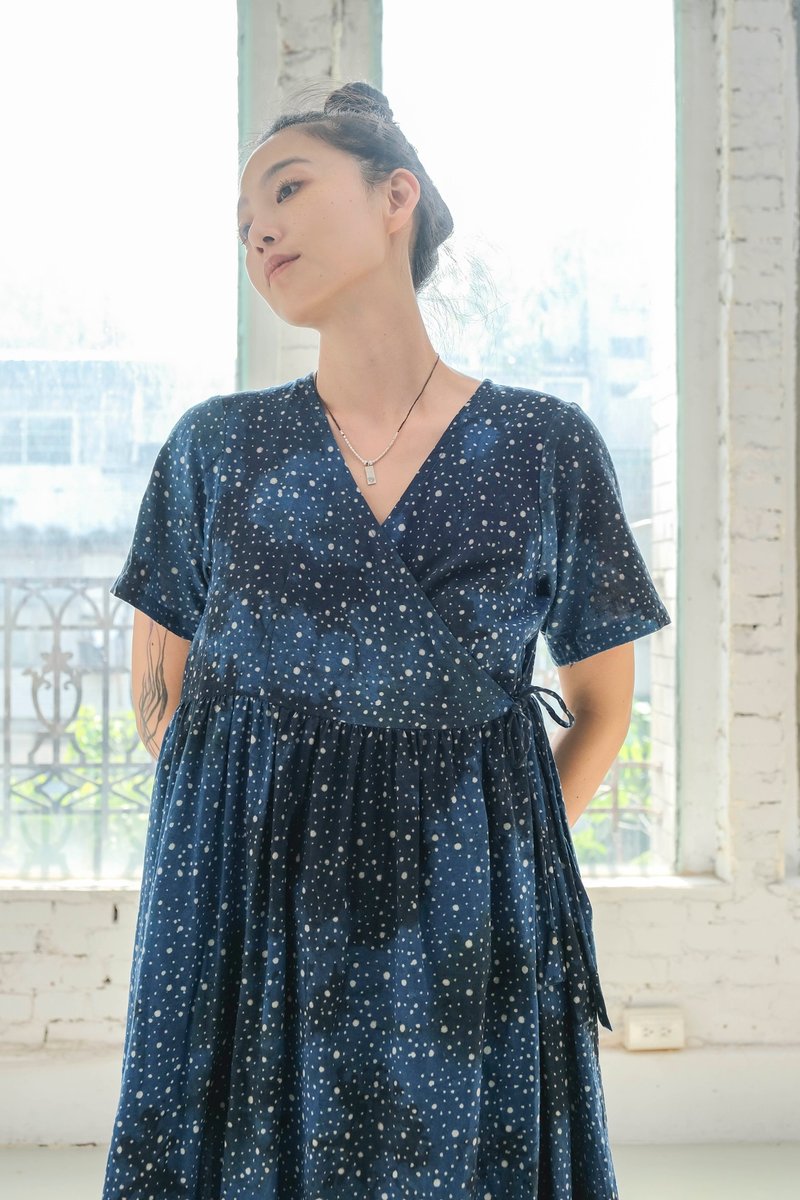 Khadi stardust カシュクールワンピース半袖 - 洋裝/連身裙 - 棉.麻 藍色