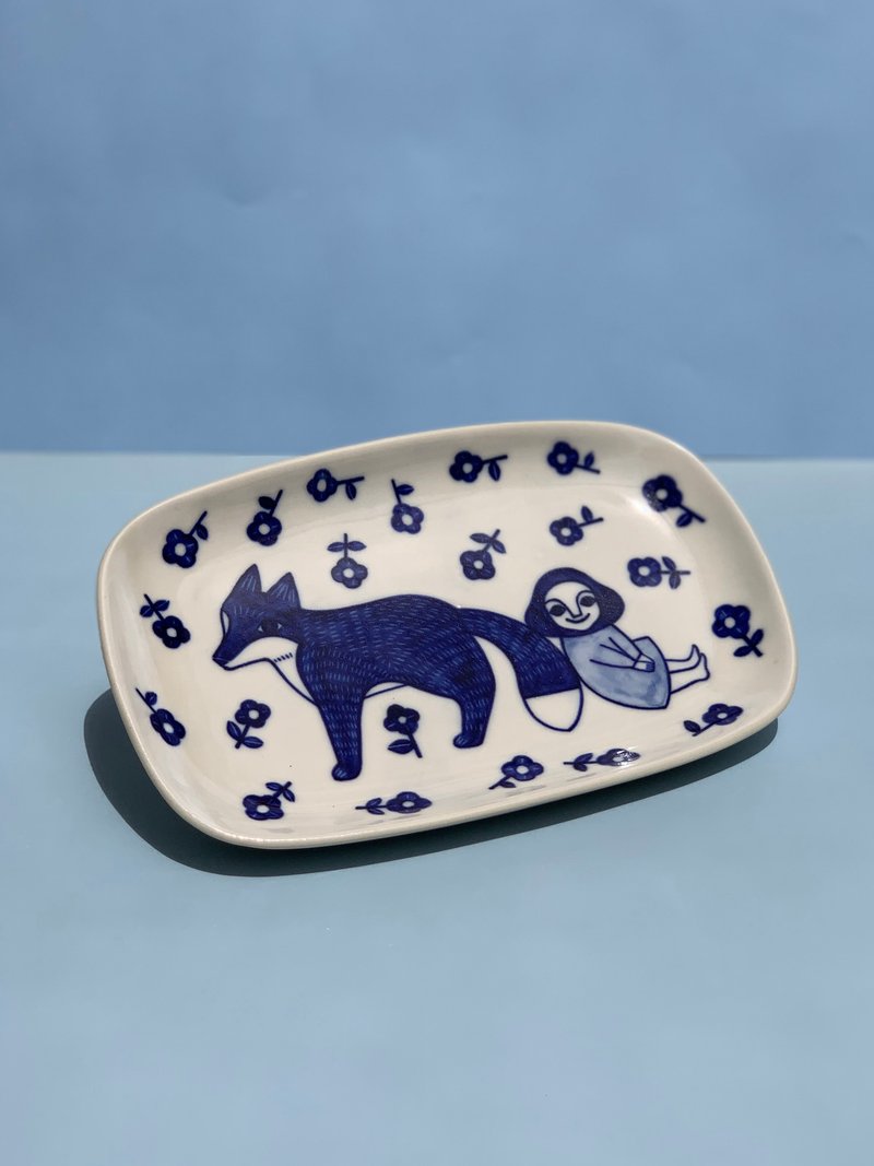 A Girl with Fox (L) l ceramics l May&Clay Ceramics Studio - 盤子/餐盤/盤架 - 陶 藍色