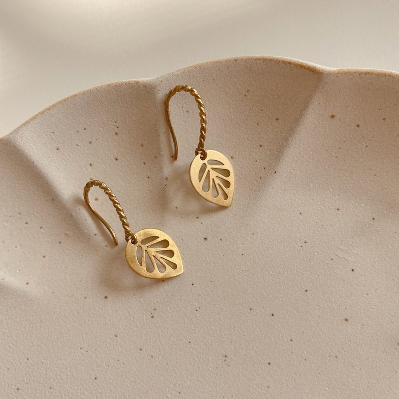 嶼葉-葉片黃銅耳環 - 耳環/耳夾/耳骨夾 - 銅/黃銅 金色