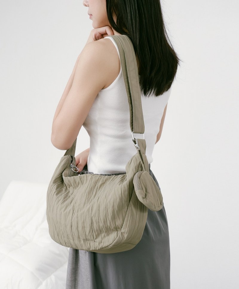 supportingrole簡約慵懶蓬鬆弧線多用斜肩背包 軍綠 - 側背包/斜背包 - 其他人造纖維