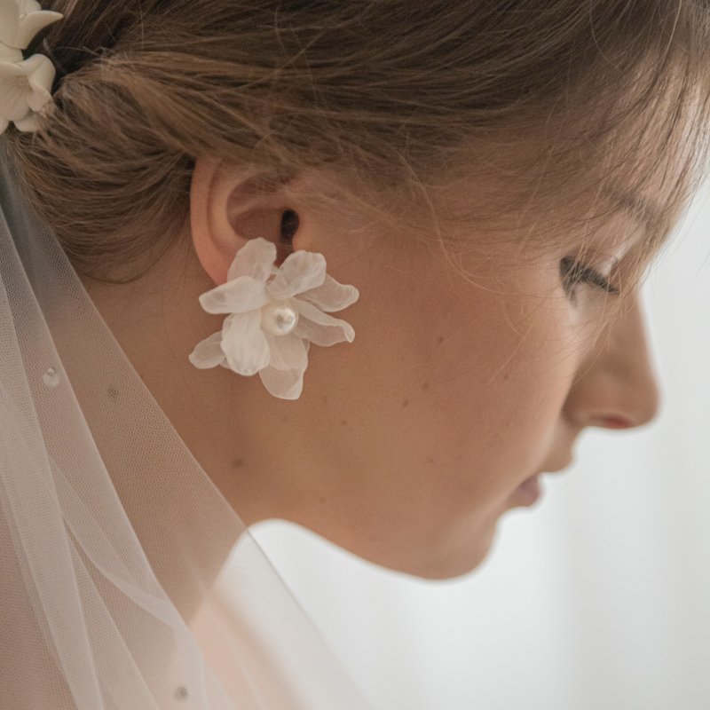 輕柔雪紡花瓣耳環 - 耳環/耳夾/耳骨夾 - 其他材質