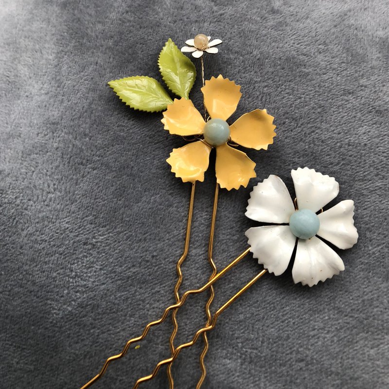 Colored yellow and white flower hair fork