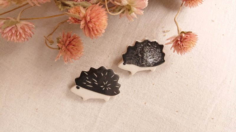 Hey! Bird Friends! Small Animal Brooch-Black Hedgehog