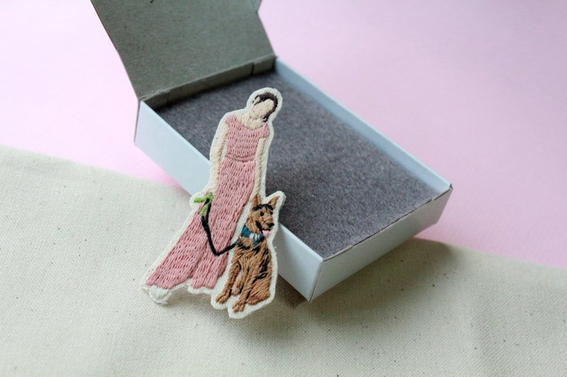 客製化人像+毛小孩手工刺繡布章/燙布貼 | 客製化禮物情人 - 徽章/別針 - 繡線 多色