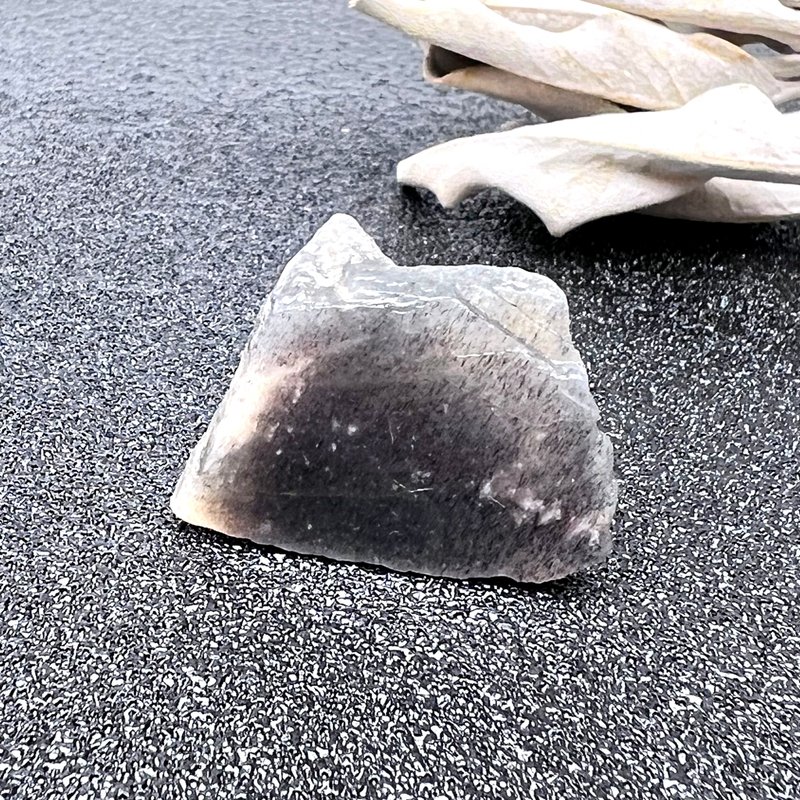 漠炬。原礦 療癒 消除負能量 避邪 l 黑金骨幹原石 礦標 l - 擺飾/家飾品 - 石頭 多色