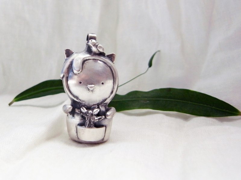 一起來種樹吧--摸摸貓--純銀項鍊‧墜飾‧公仔//手工限量(附蠟繩) - 項鍊 - 純銀 灰色