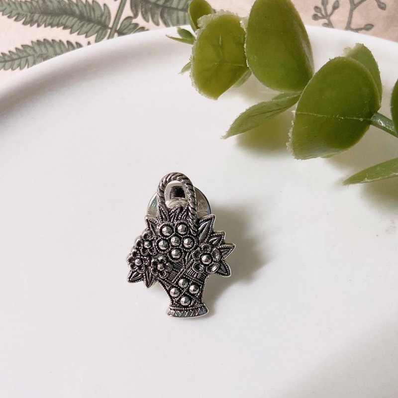 【西洋古董飾品】Avon經典古董車 優美動感立體精緻紋理 別針胸針 - 徽章/別針 - 貴金屬 銀色