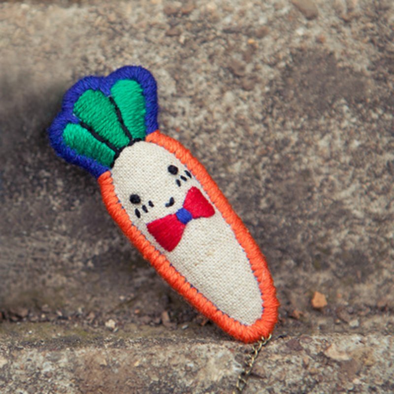 White rabbit and carrot hand-embroidered cute brooch childlike bunny Mori girl literary kawaii