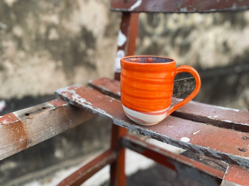Sub-commodity-jam twisted tire ceramic cup