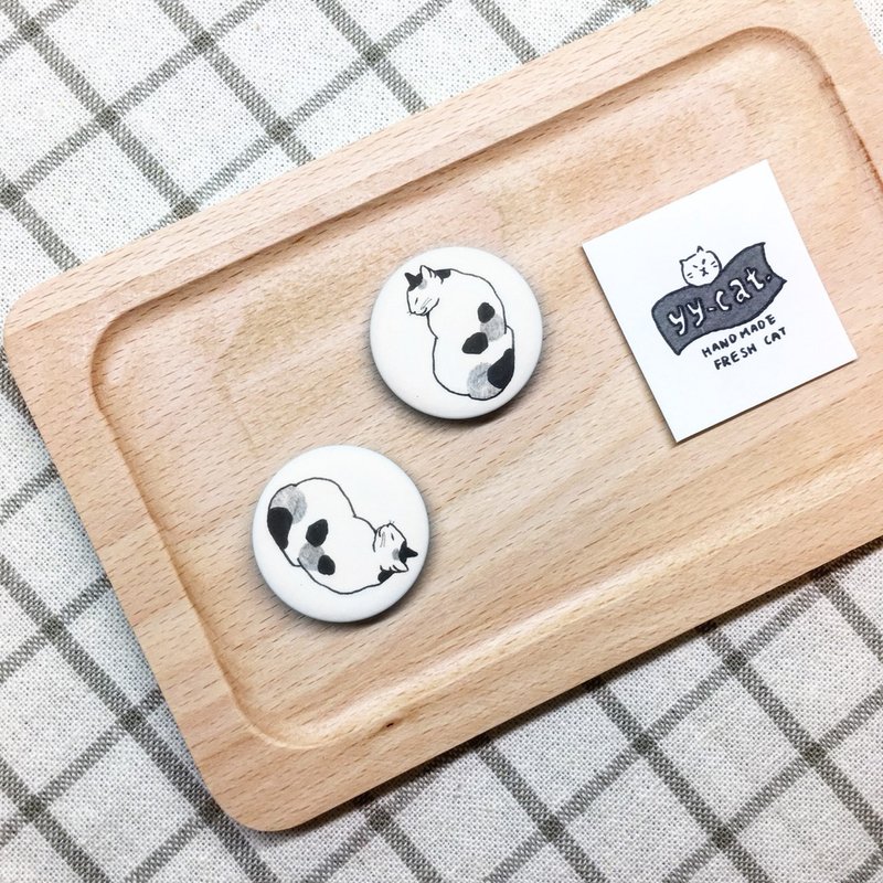 Gray-spotted retreating cat | 3.2cm matte small badge