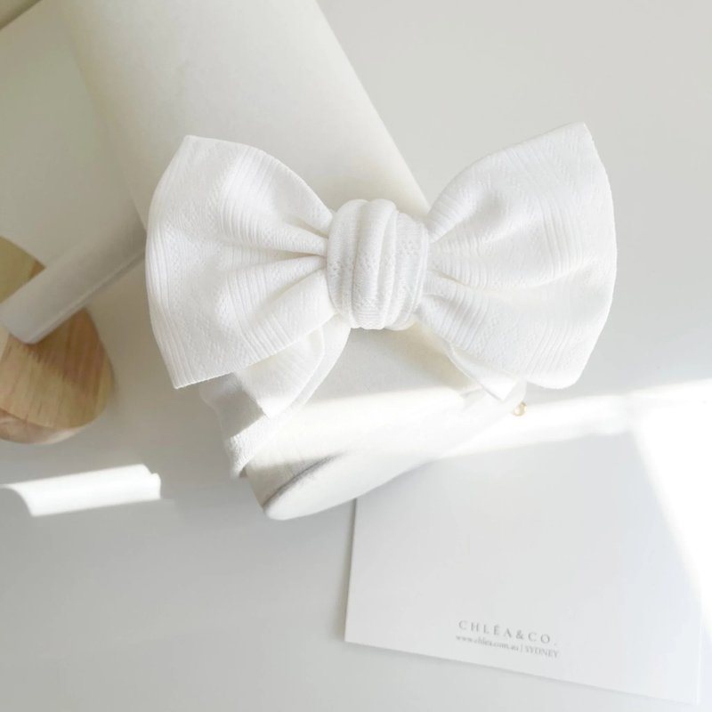 澳洲手工髮飾品牌 Chléa & Co.-純白大蝴蝶結嬰兒髮帶 - 嬰兒帽子/髮帶 - 棉.麻 白色