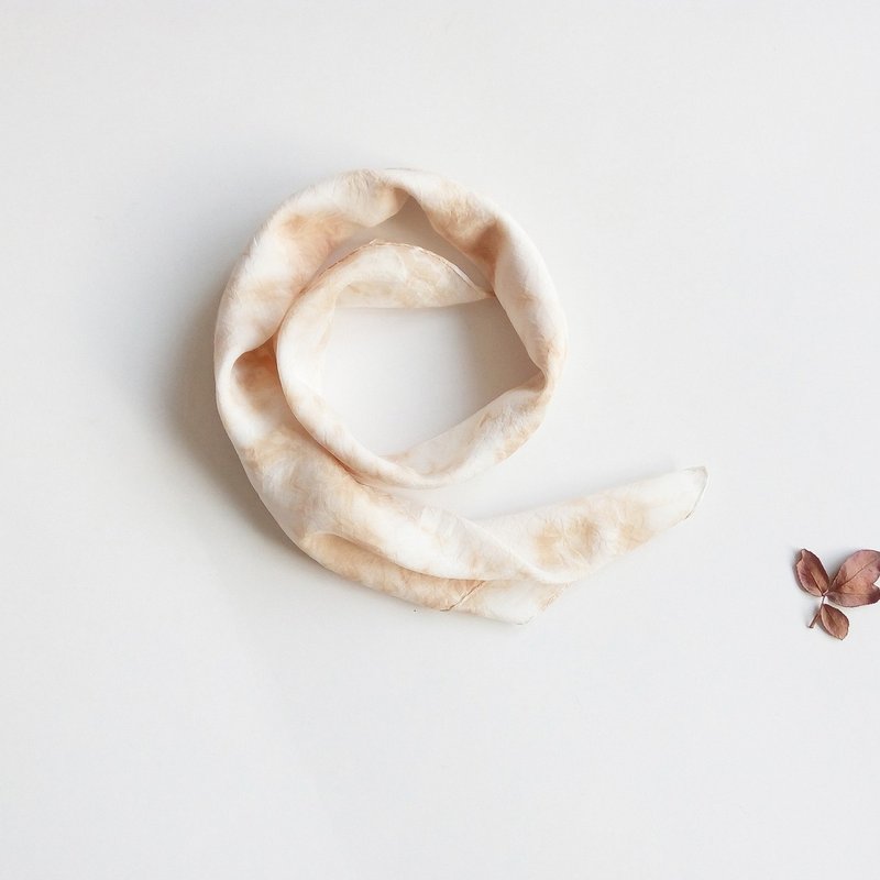 T.H.Ani 手工原創渲染淺橙絲巾-清秋 頭巾 領巾 植物染 絲巾 髮帶 - 絲巾 - 絲.絹 橘色