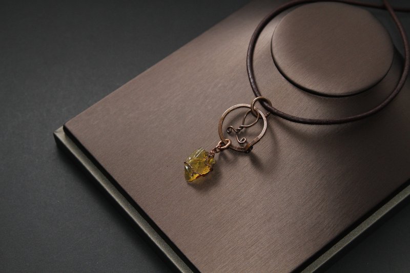 【琥珀系列】獨創 緬甸琥珀原礦 兩戴法與把件三合一墜飾 _ 奔跑 - 項鍊 - 寶石 黃色