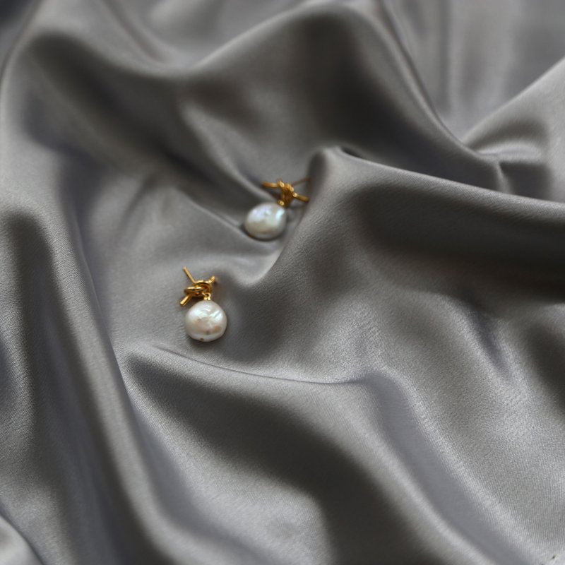 CADA DIA / Bow Natural Baroque Pearl Earrings